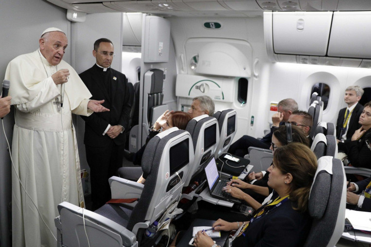 papa Francesco intervista in aereo 2017